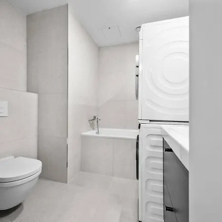 Metropolis Downtown, Balcony, Ac & Free Parking