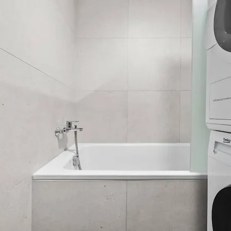 Metropolis Downtown, Balcony, Ac & Free Parking Bratislava